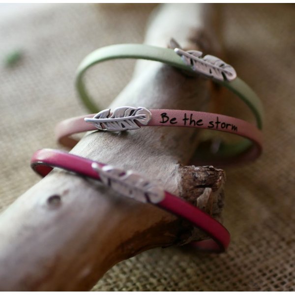 Leather girl bracelet with feather to personalize by engraving 