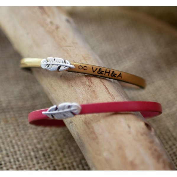 Leather girl bracelet with feather to personalize by engraving 