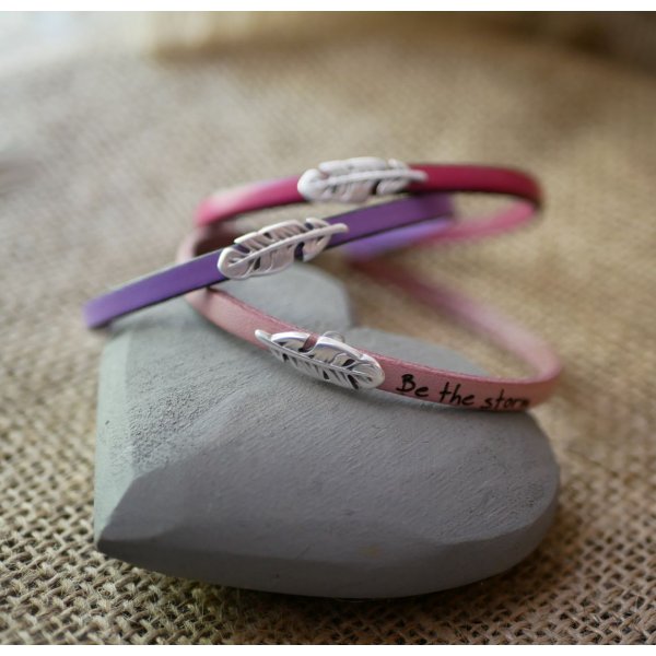 Leather girl bracelet with feather to personalize by engraving 