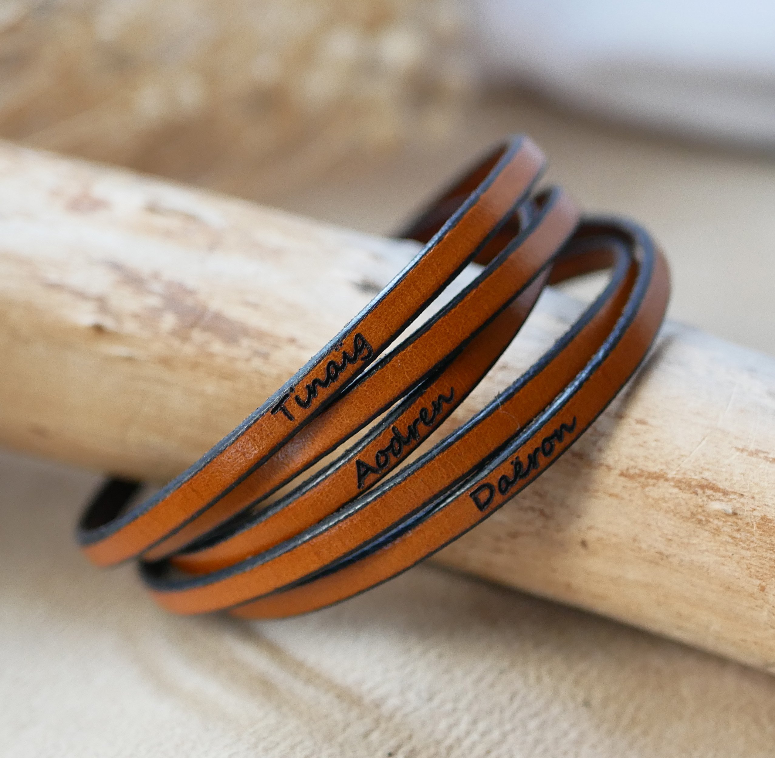 Fine leather 5-turn bracelet for men or women engraved with first names