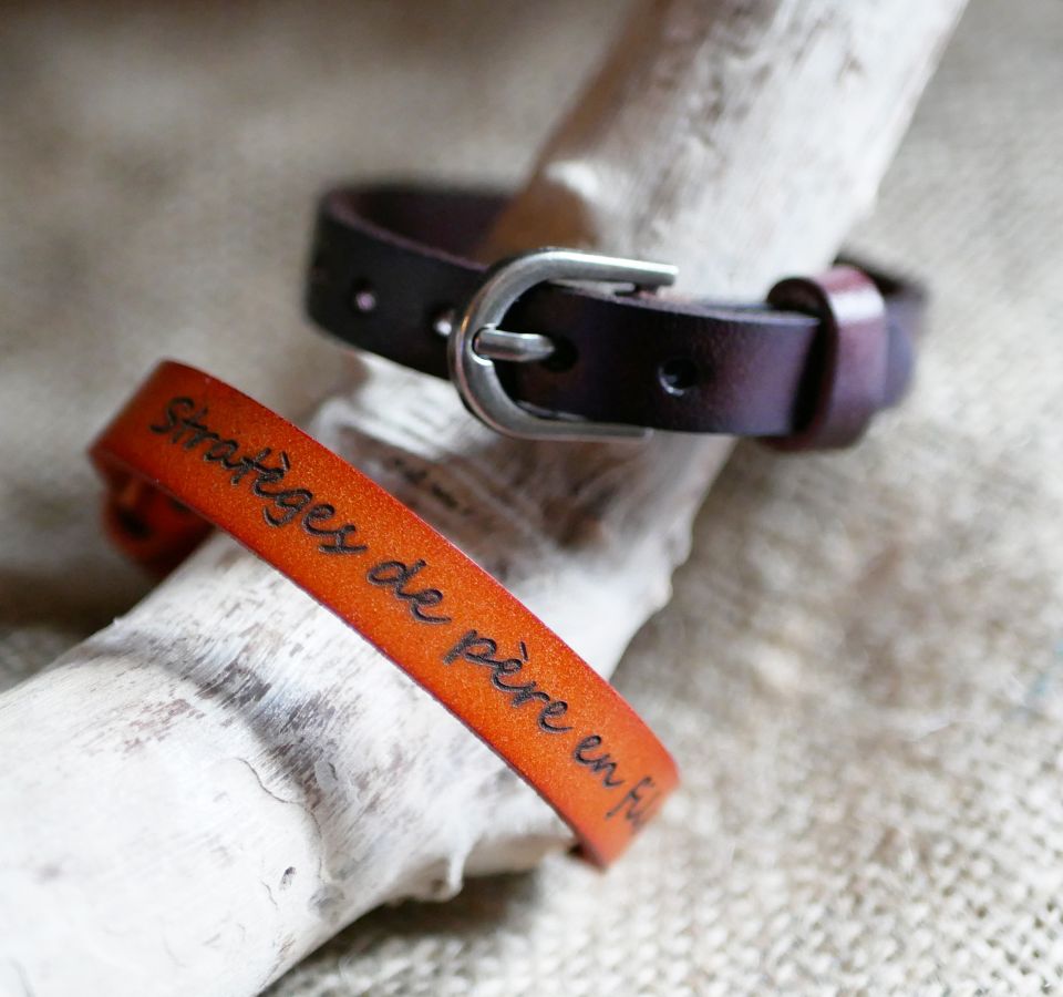 Engraved leather bracelet with silver buckle to be personalized by engraving