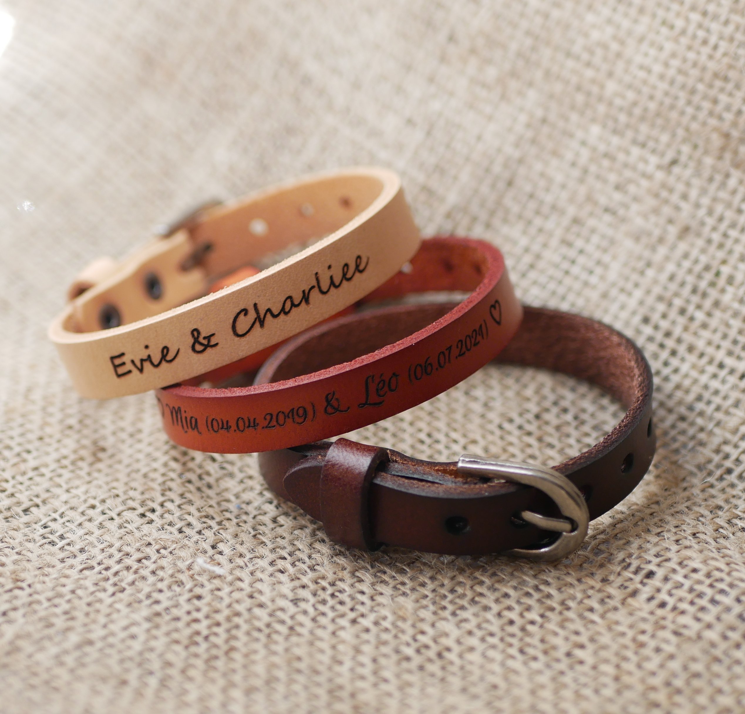 Engraved leather bracelet with silver buckle to be personalized by engraving