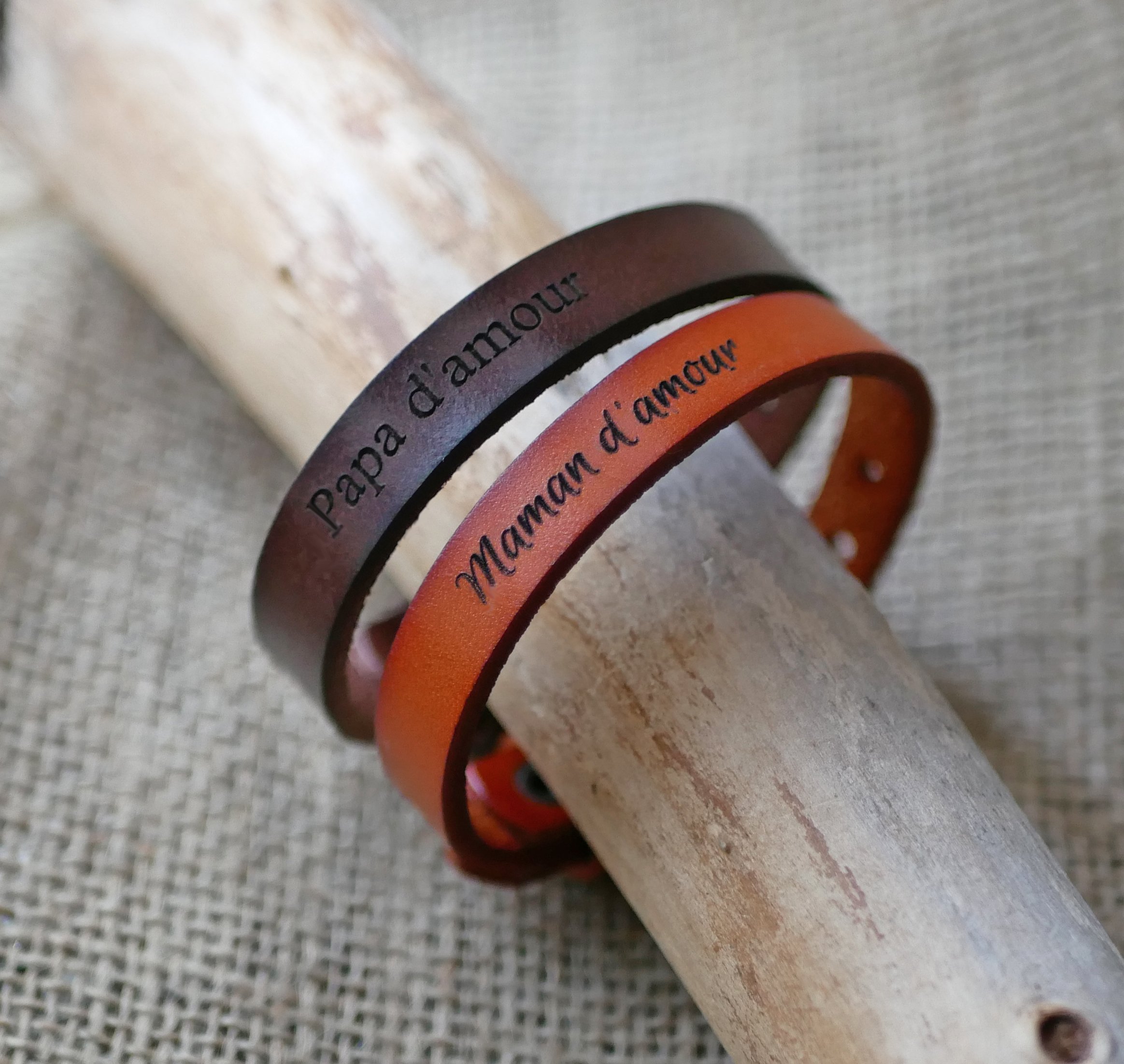 Engraved leather bracelet with silver buckle to be personalized by engraving