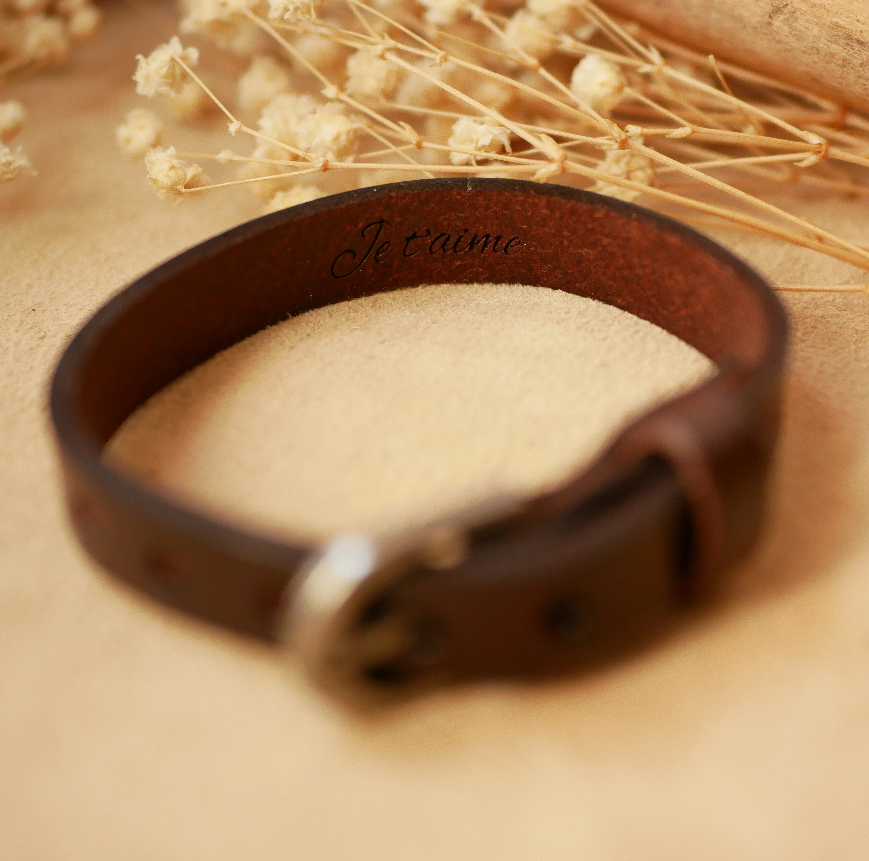 Engraved leather bracelet with silver buckle to be personalized by engraving