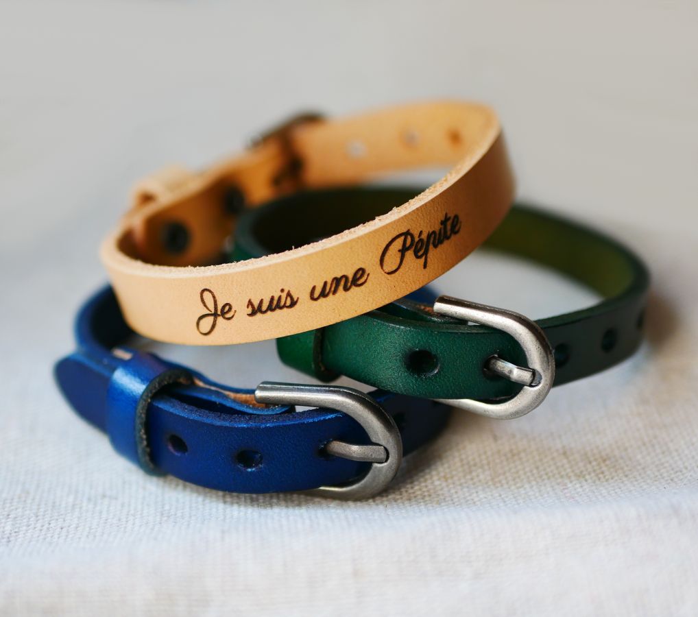 Engraved leather bracelet with silver buckle to be personalized by engraving