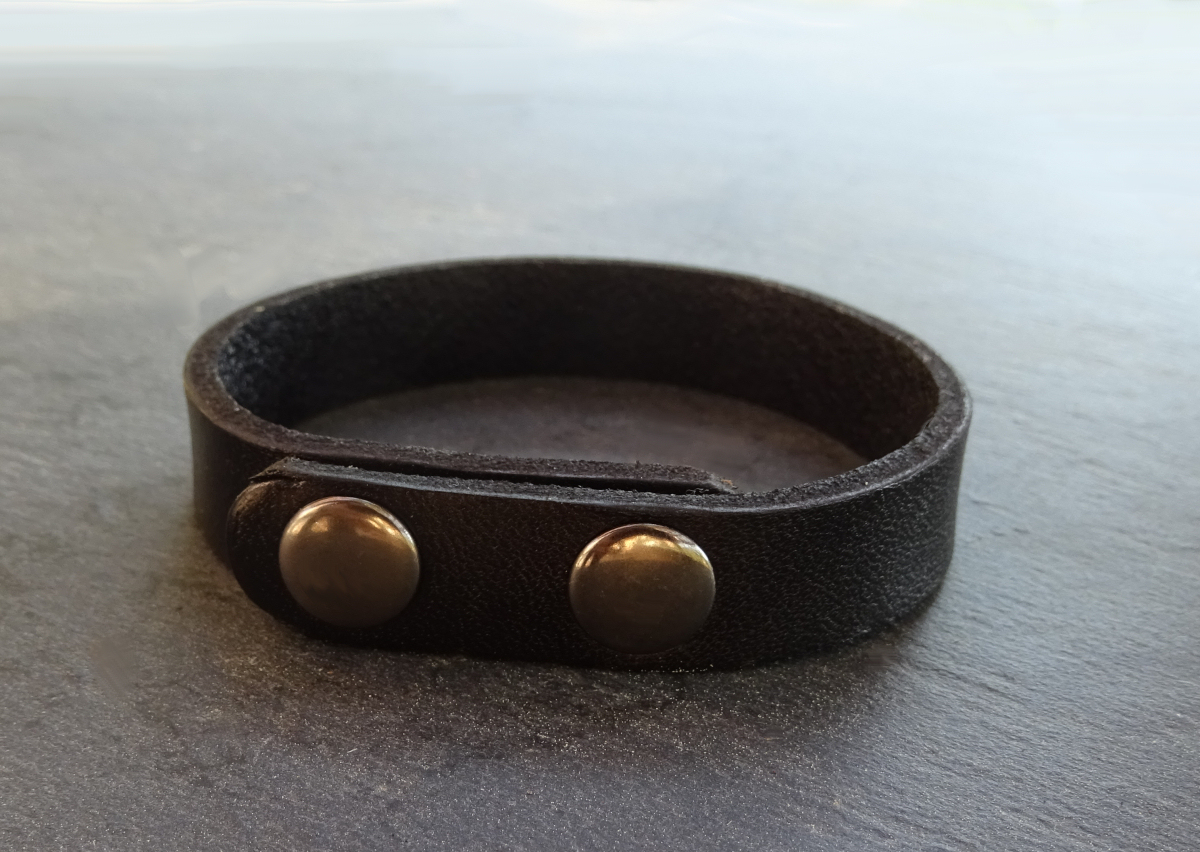 Engraved mixed leather strap with black snap fasteners