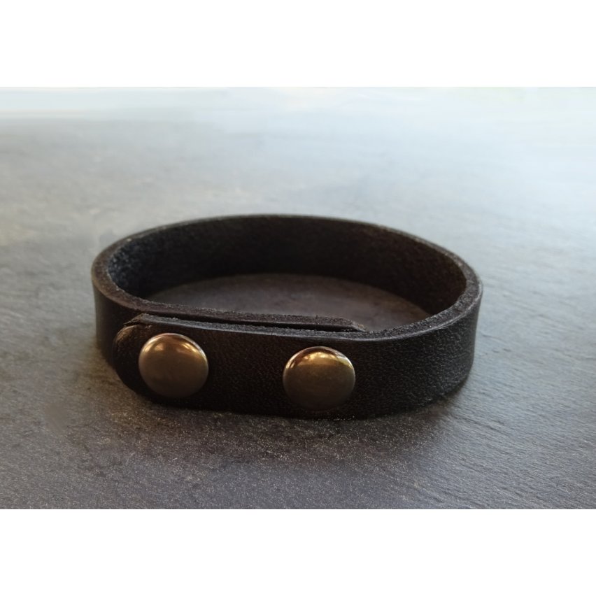 Engraved mixed leather strap with black snap fasteners