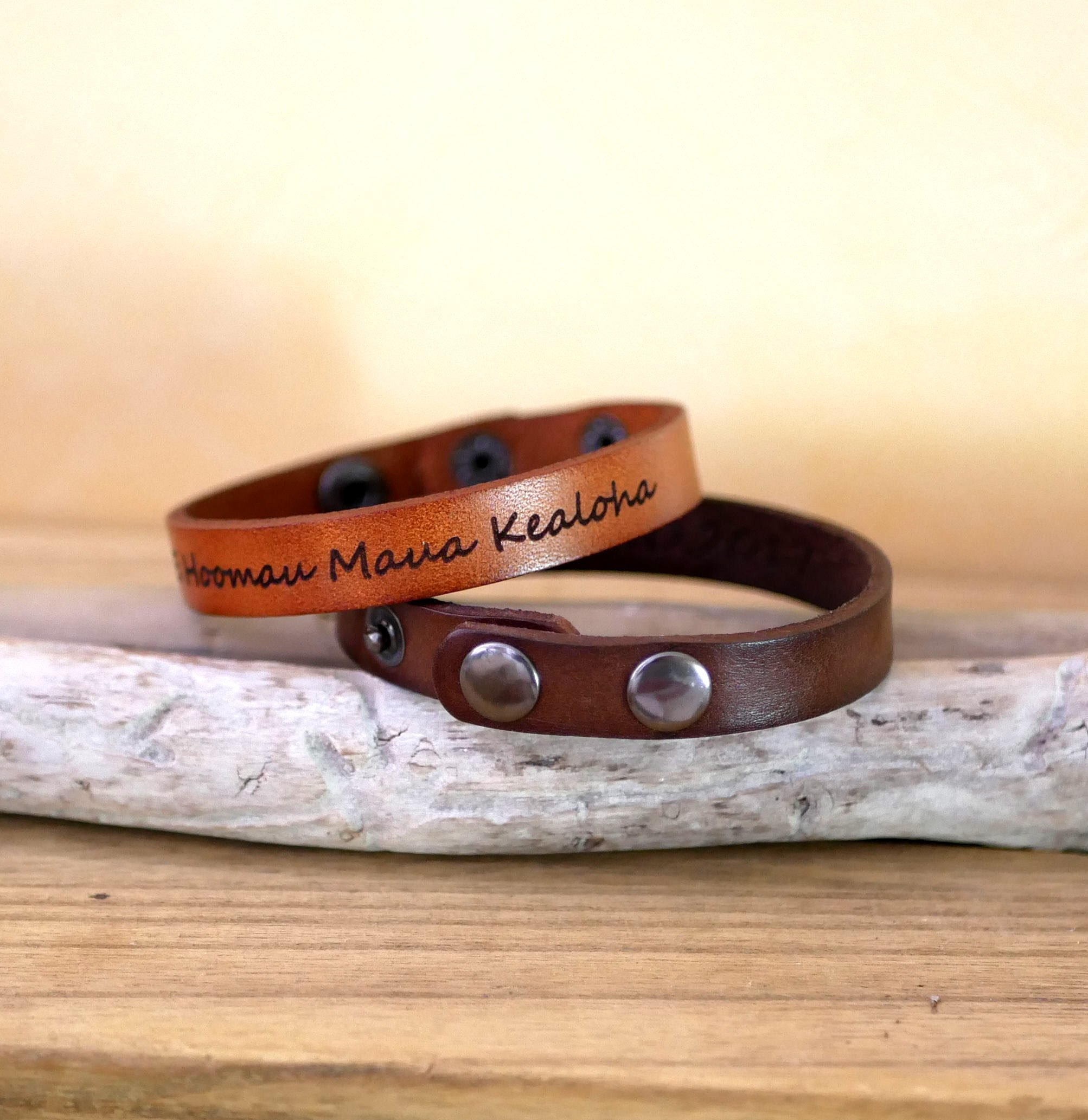 Mixed camel engraved leather strap with snap fasteners