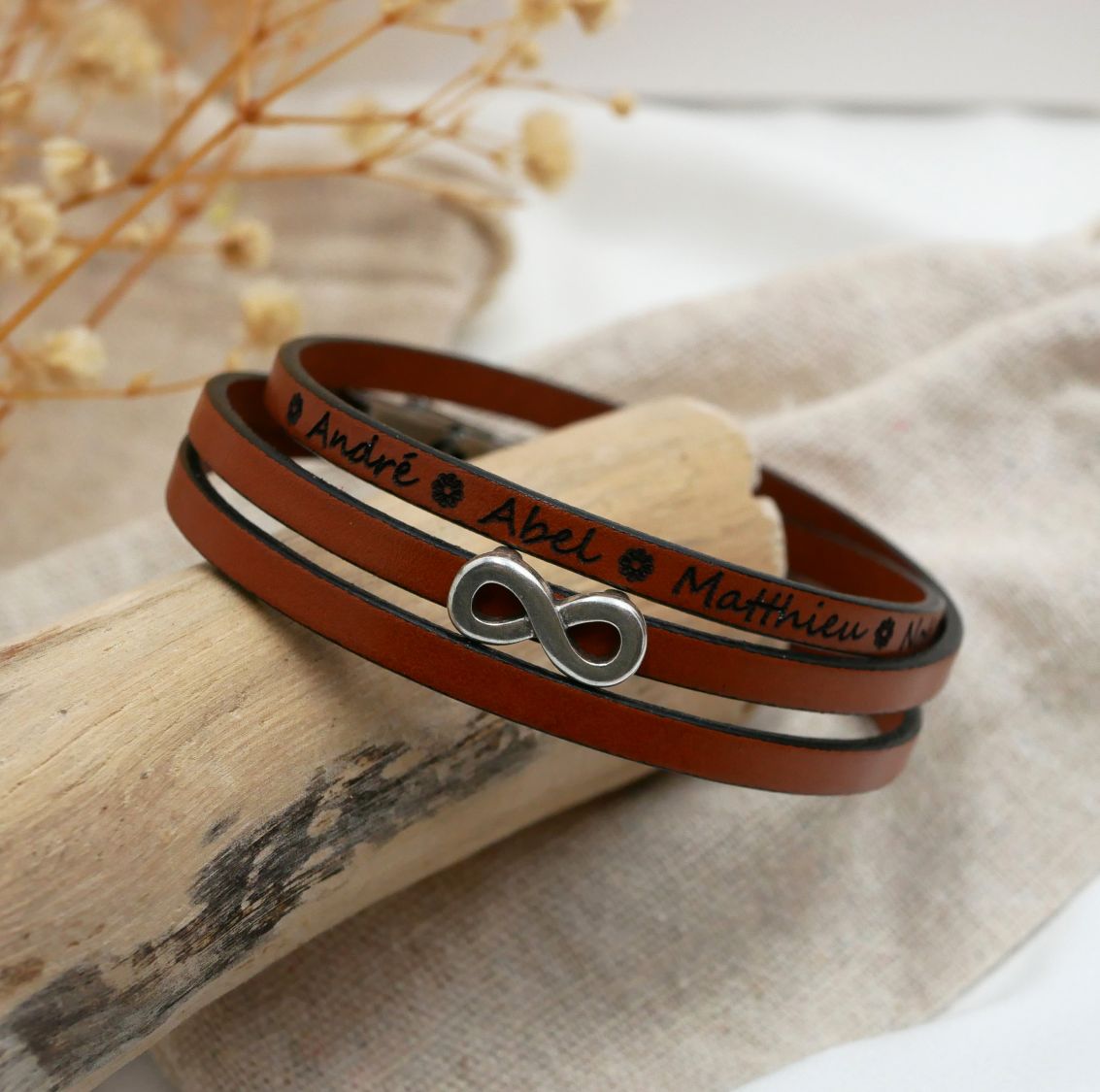 Customizable multi-turn leather strap with star, infinity or heart motif 