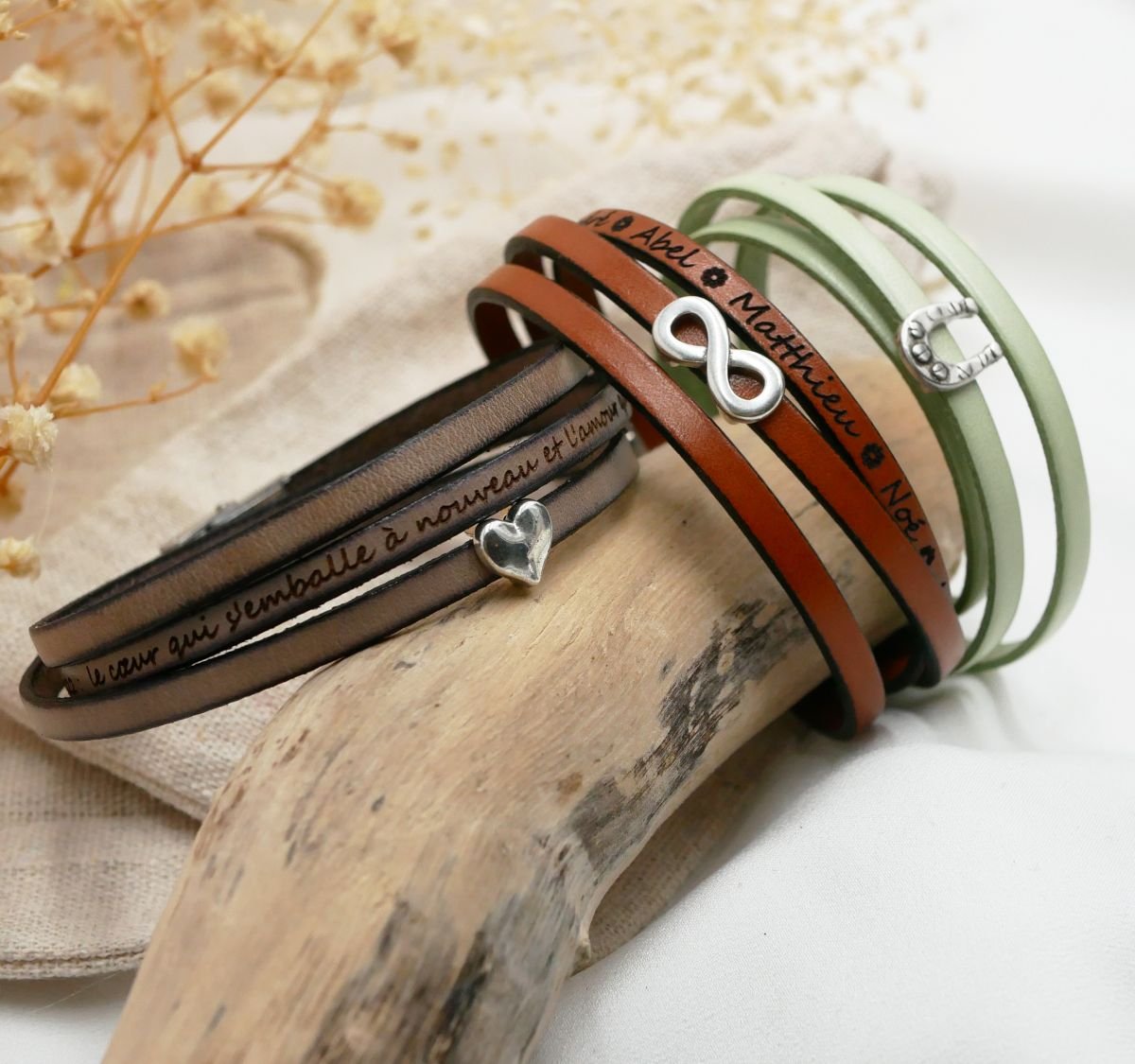 Customizable multi-turn leather strap with star, infinity or heart motif 