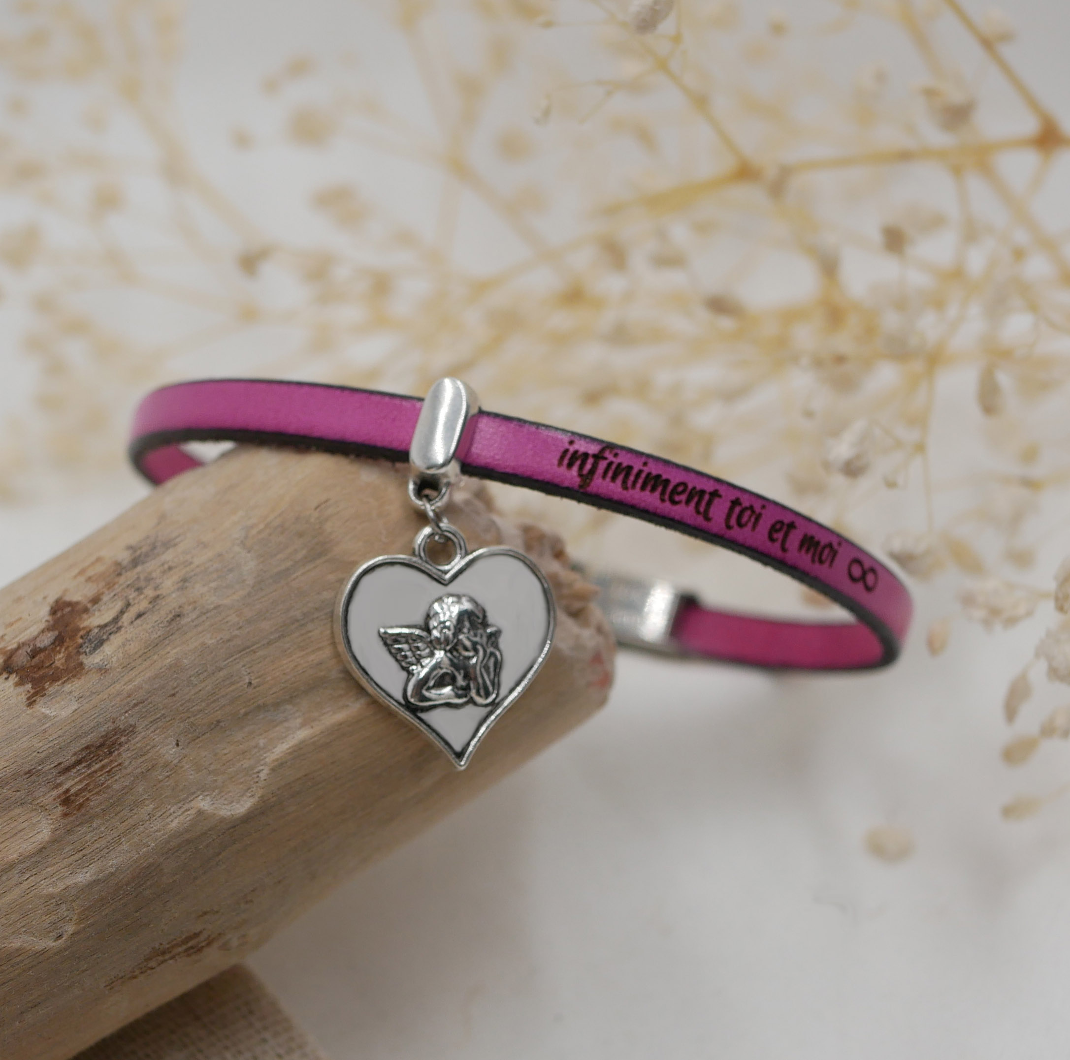 Leather bracelet with pendant of your choice, customizable by engraving