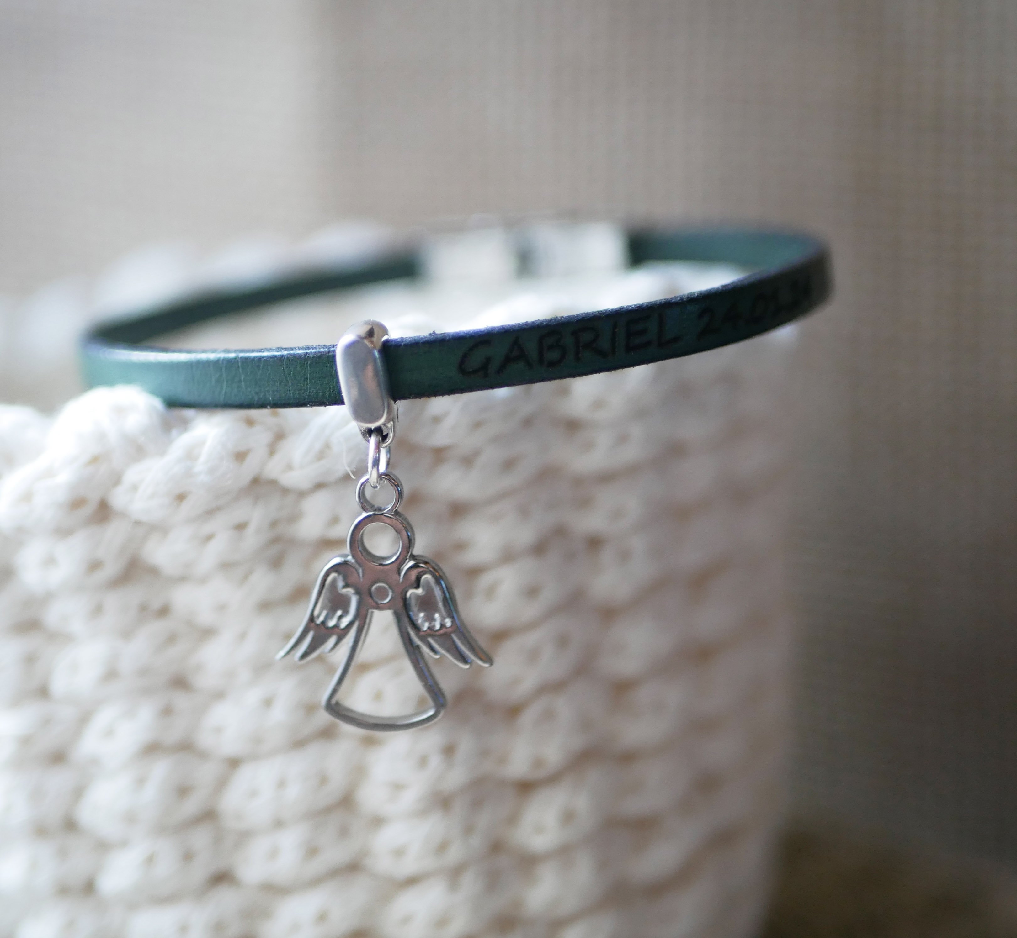 Leather bracelet with pendant of your choice, customizable by engraving