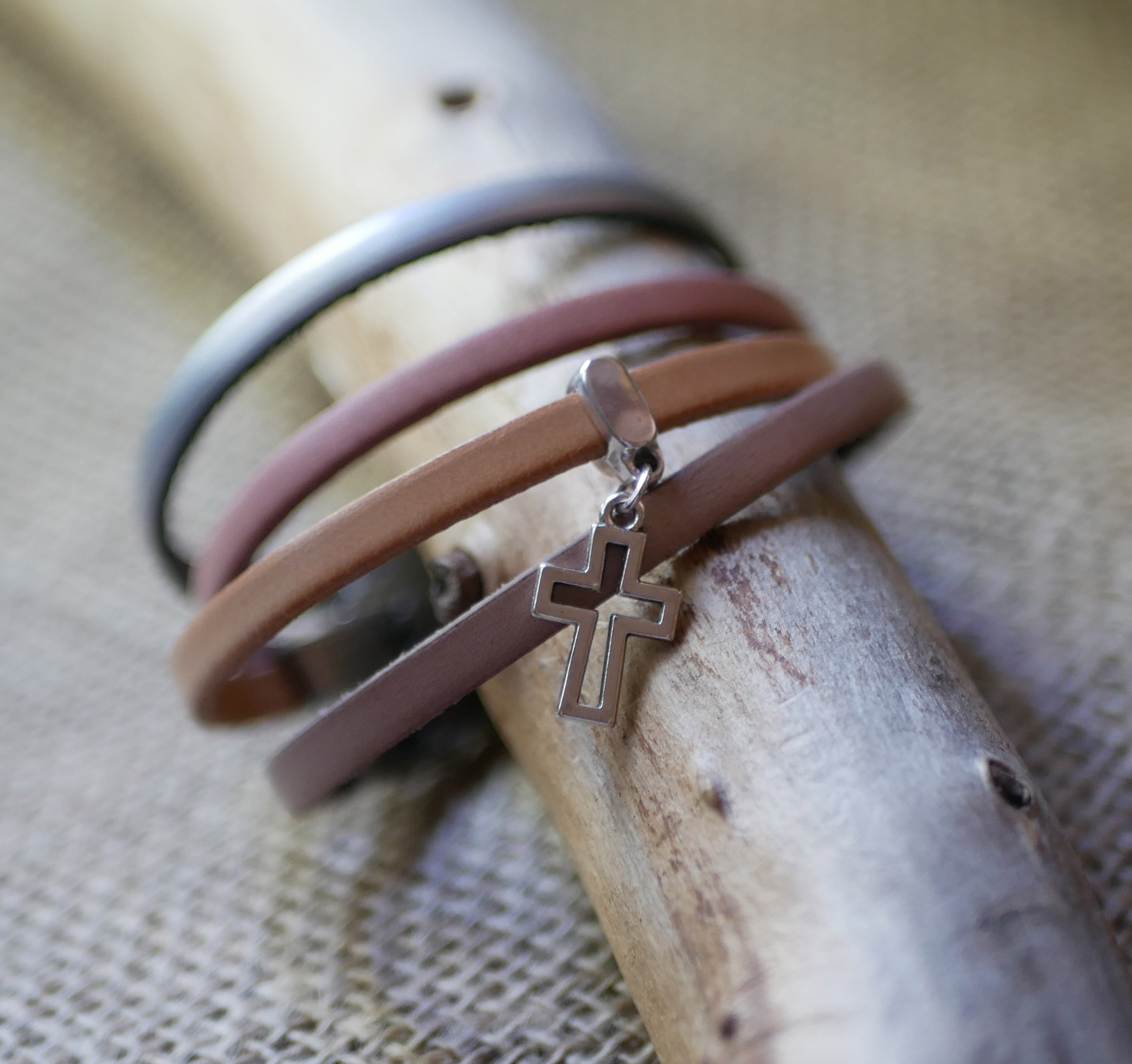 Leather bracelet with pendant of your choice, customizable by engraving