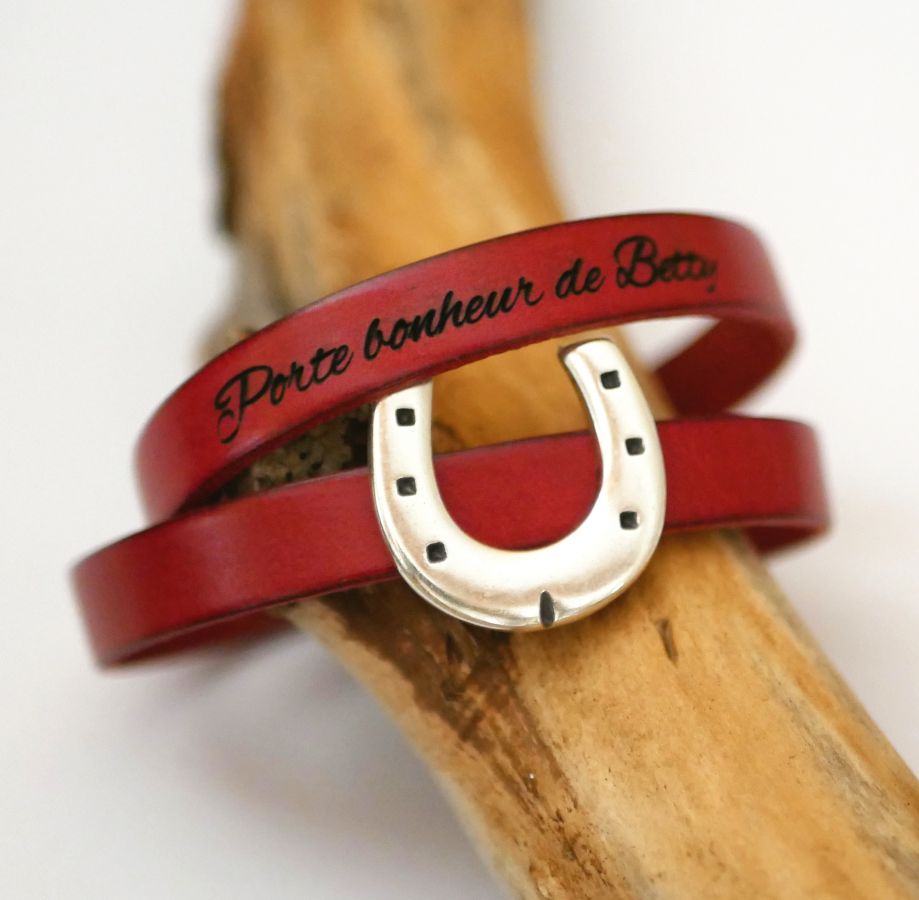 Customizable leather bracelet with single or double turn horseshoe design