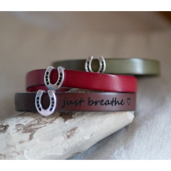 Customized leather bracelet decorated with a small Horseshoe 