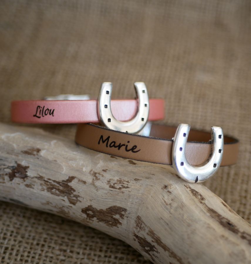 Customizable leather bracelet with single or double turn horseshoe design