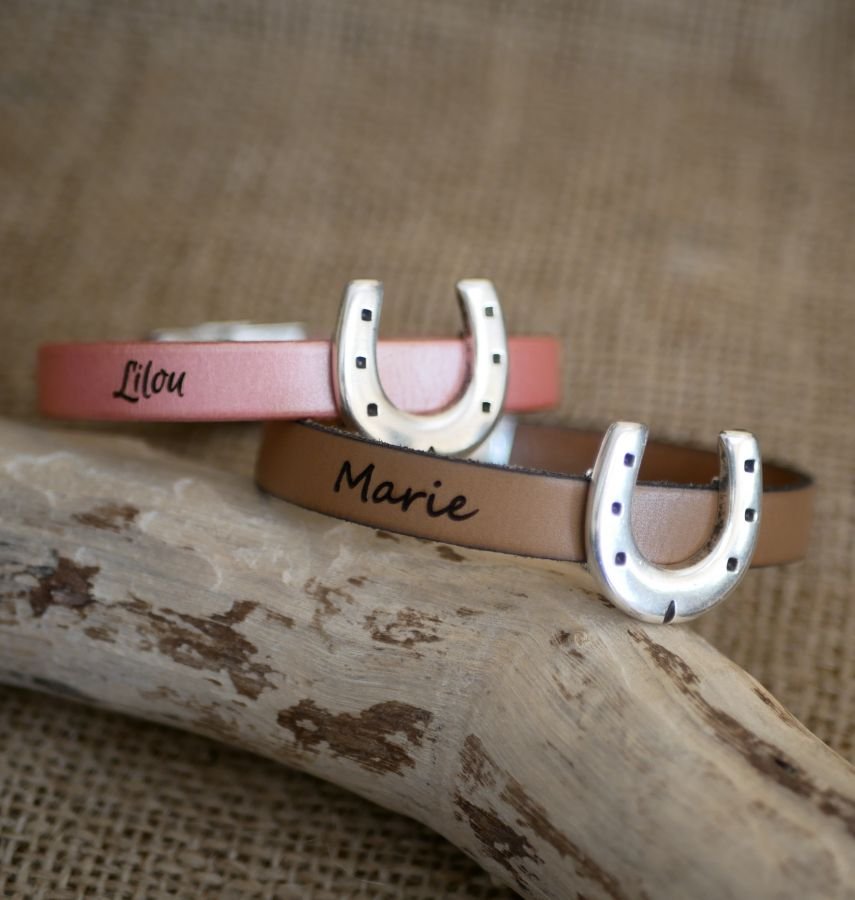 Customizable leather bracelet with single or double turn horseshoe design