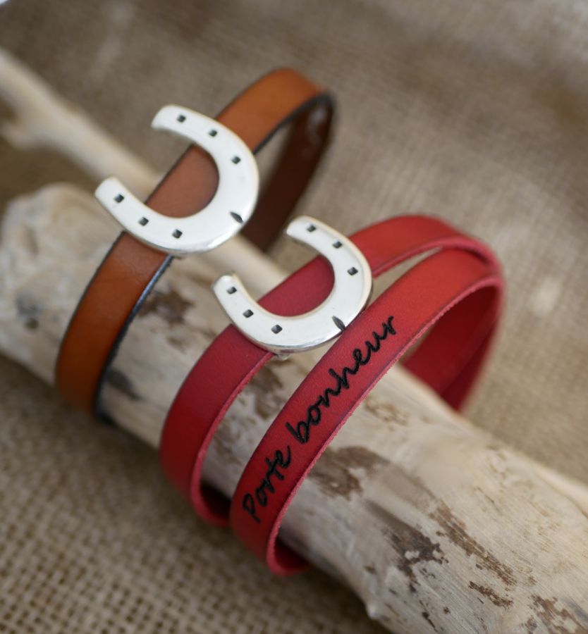 Customizable leather bracelet with single or double turn horseshoe design