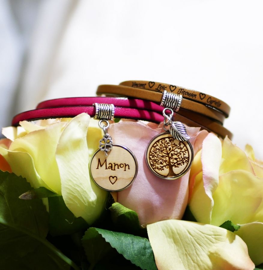 Customized leather bracelet with engraved wood cabochon