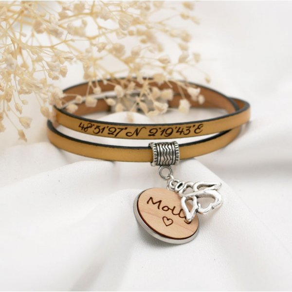 Customized leather bracelet with engraved wood cabochon