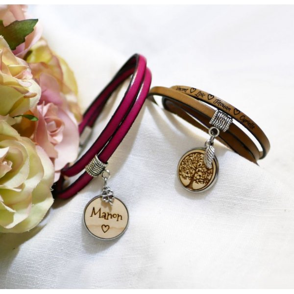 Customized leather bracelet with engraved wood cabochon