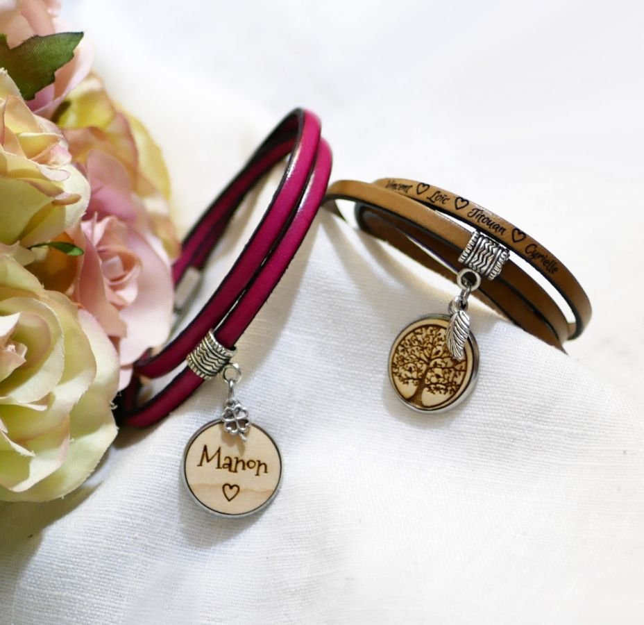 Customized leather bracelet with engraved wood cabochon