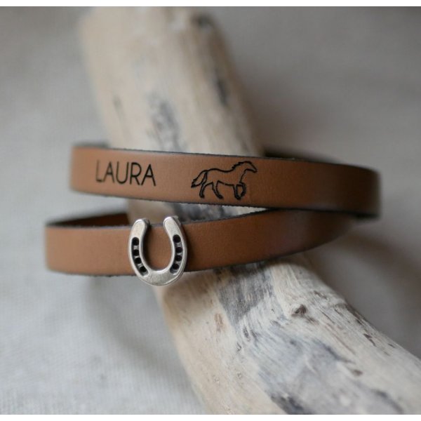 Customized leather bracelet decorated with a small Horseshoe 