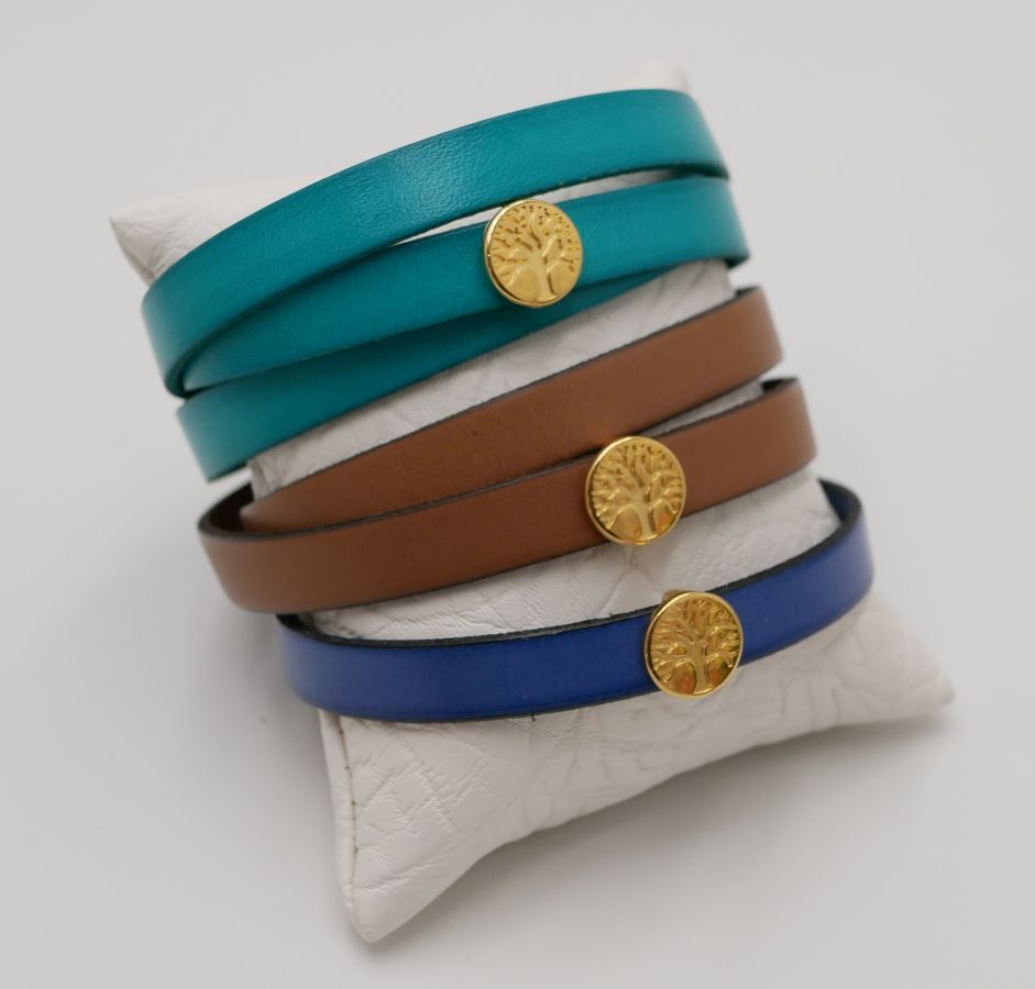 Personalized leather bracelet decorated with a golden tree of life 