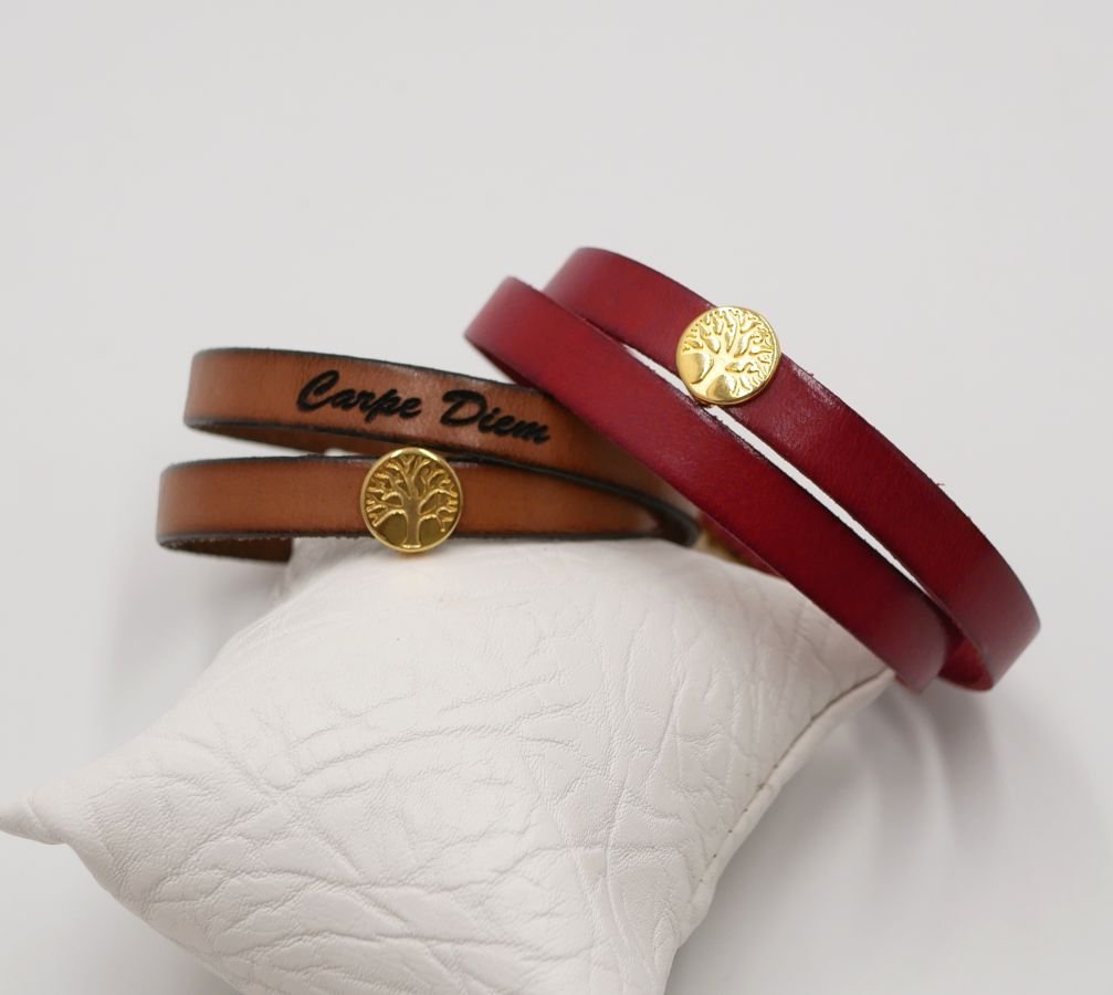 Personalized leather bracelet decorated with a golden tree of life 