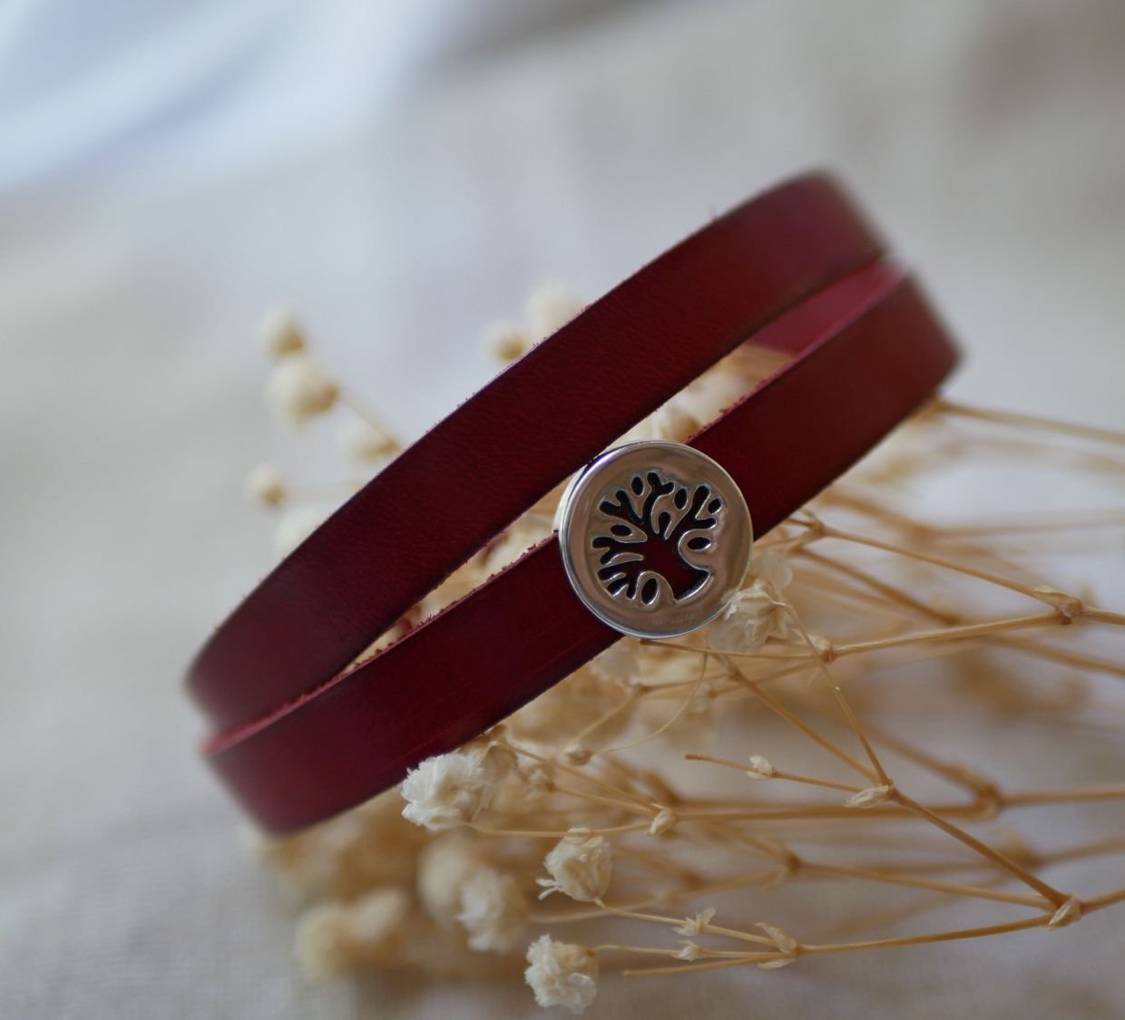 Customized leather bracelet decorated with a tree of life cabochon