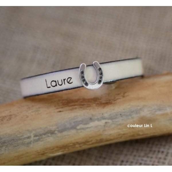 Customized leather bracelet decorated with a small Horseshoe 