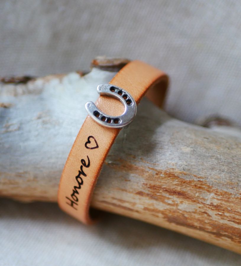 Customized leather bracelet decorated with a small Horseshoe 
