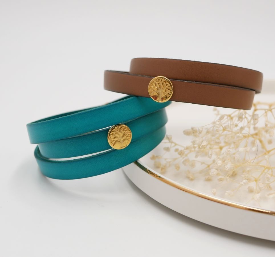 Personalized leather bracelet decorated with a golden tree of life 