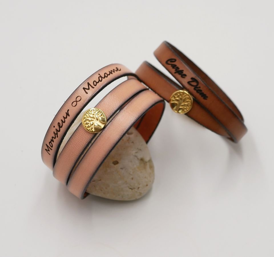 Personalized leather bracelet decorated with a golden tree of life 