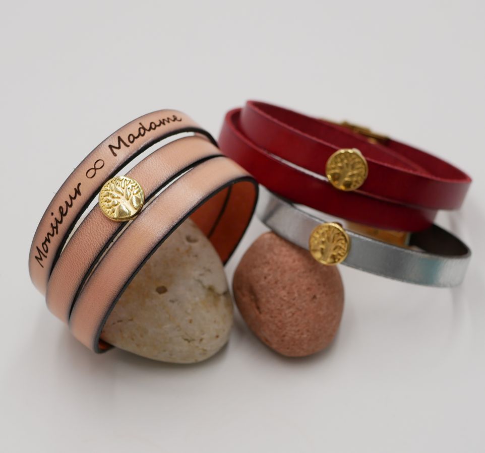 Personalized leather bracelet decorated with a golden tree of life 