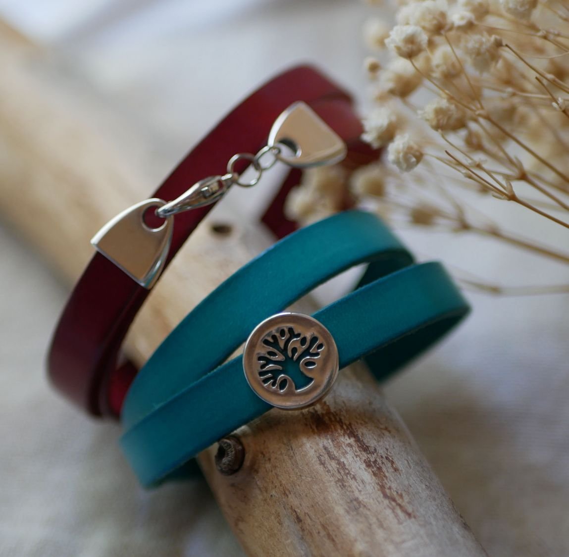 Customized leather bracelet decorated with a tree of life cabochon