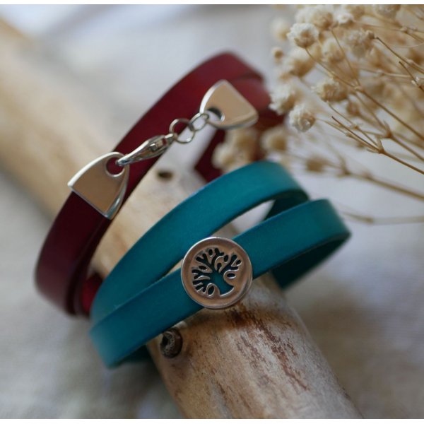 Customized leather bracelet decorated with a tree of life cabochon
