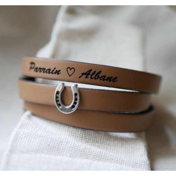 Customized leather bracelet decorated with a small Horseshoe 