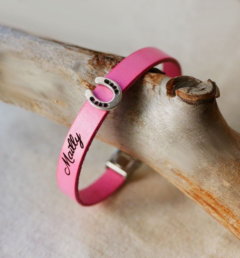 Customized leather bracelet decorated with a small Horseshoe 