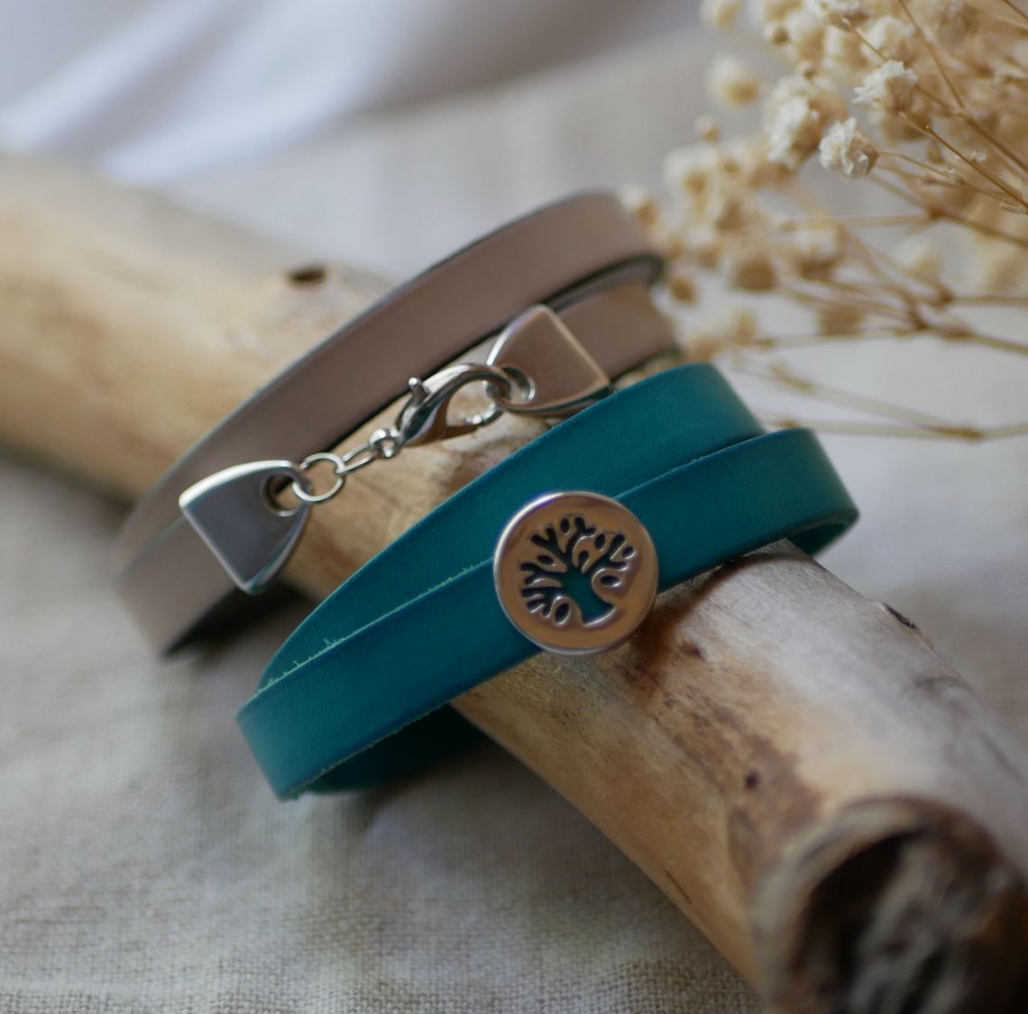 Customized leather bracelet decorated with a tree of life cabochon