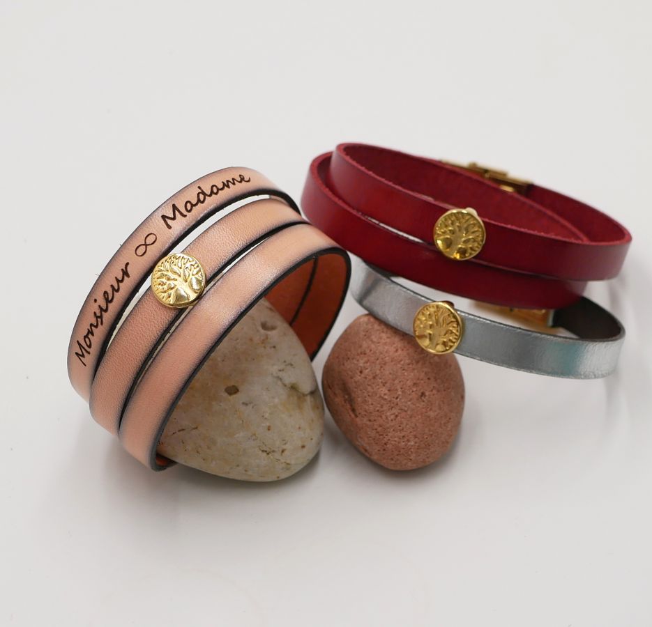 Personalized leather bracelet decorated with a golden tree of life 