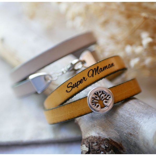 Customized leather bracelet decorated with a tree of life cabochon