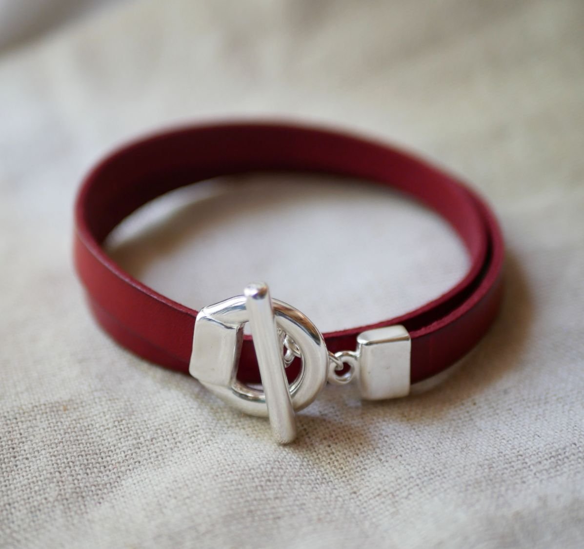 Double turn leather bracelet with elegant silver T clasp customizable