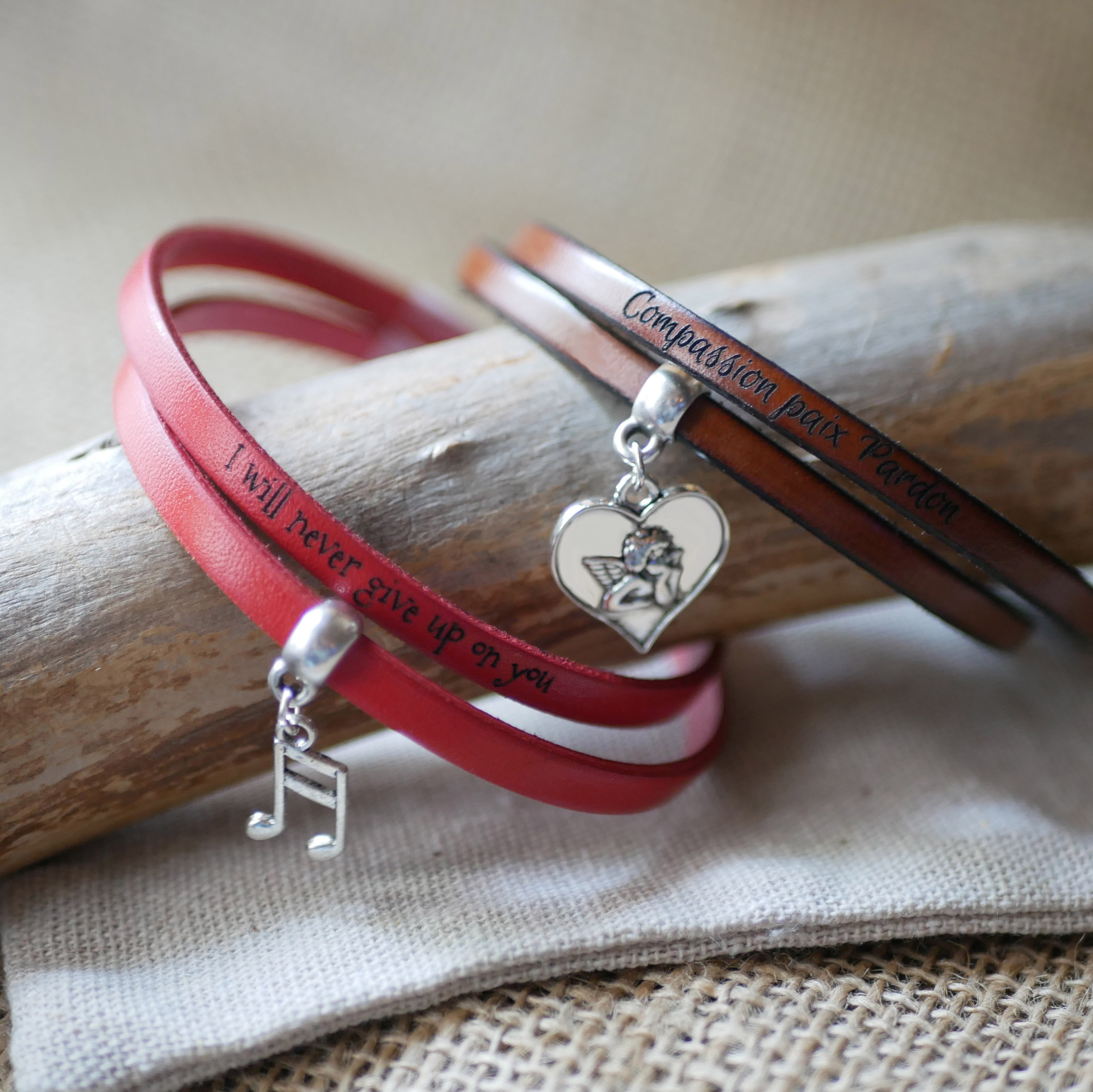 2-turn leather bracelet with engraveable charm