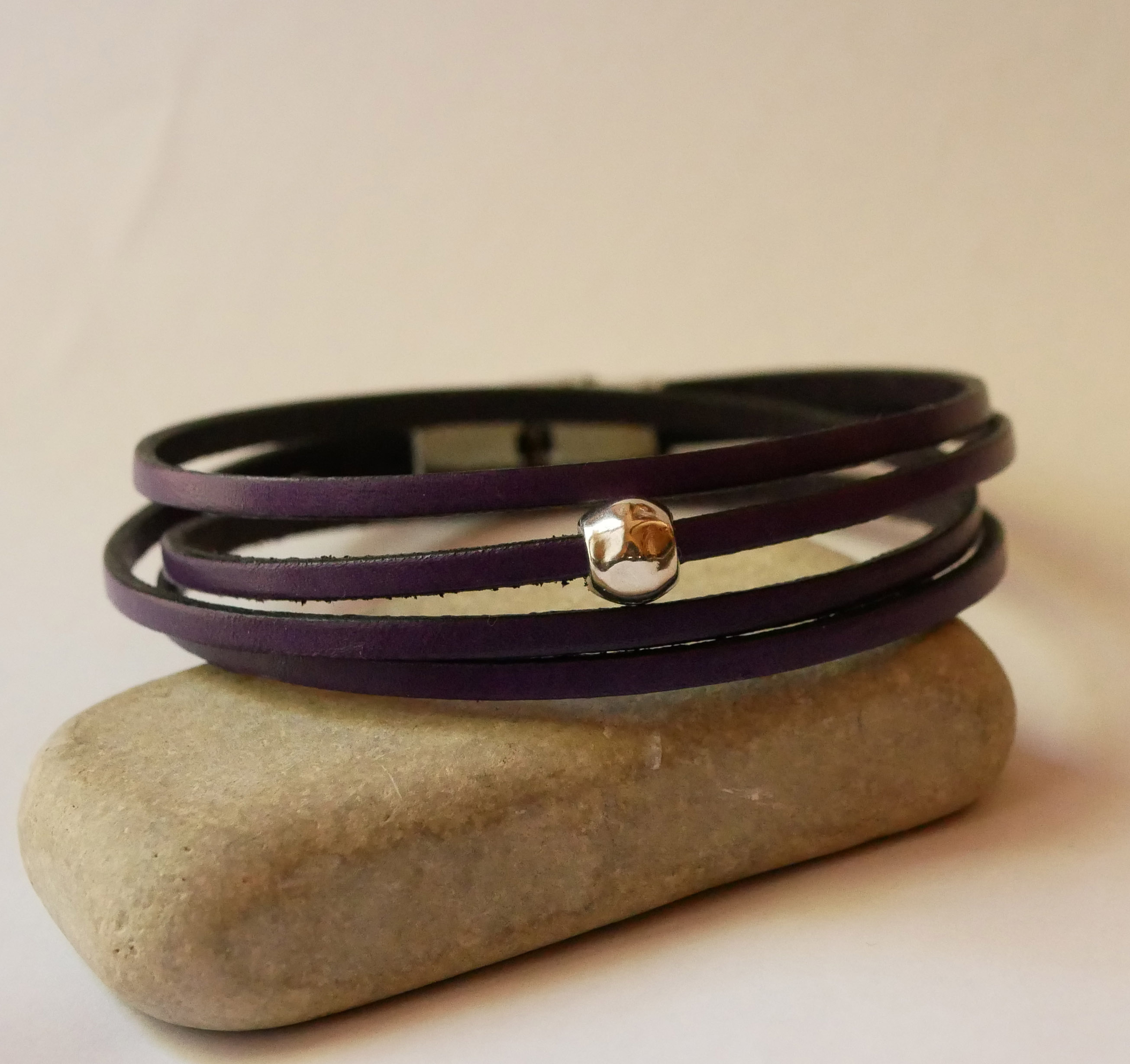 Very fine leather double-loop bracelet with pearl 