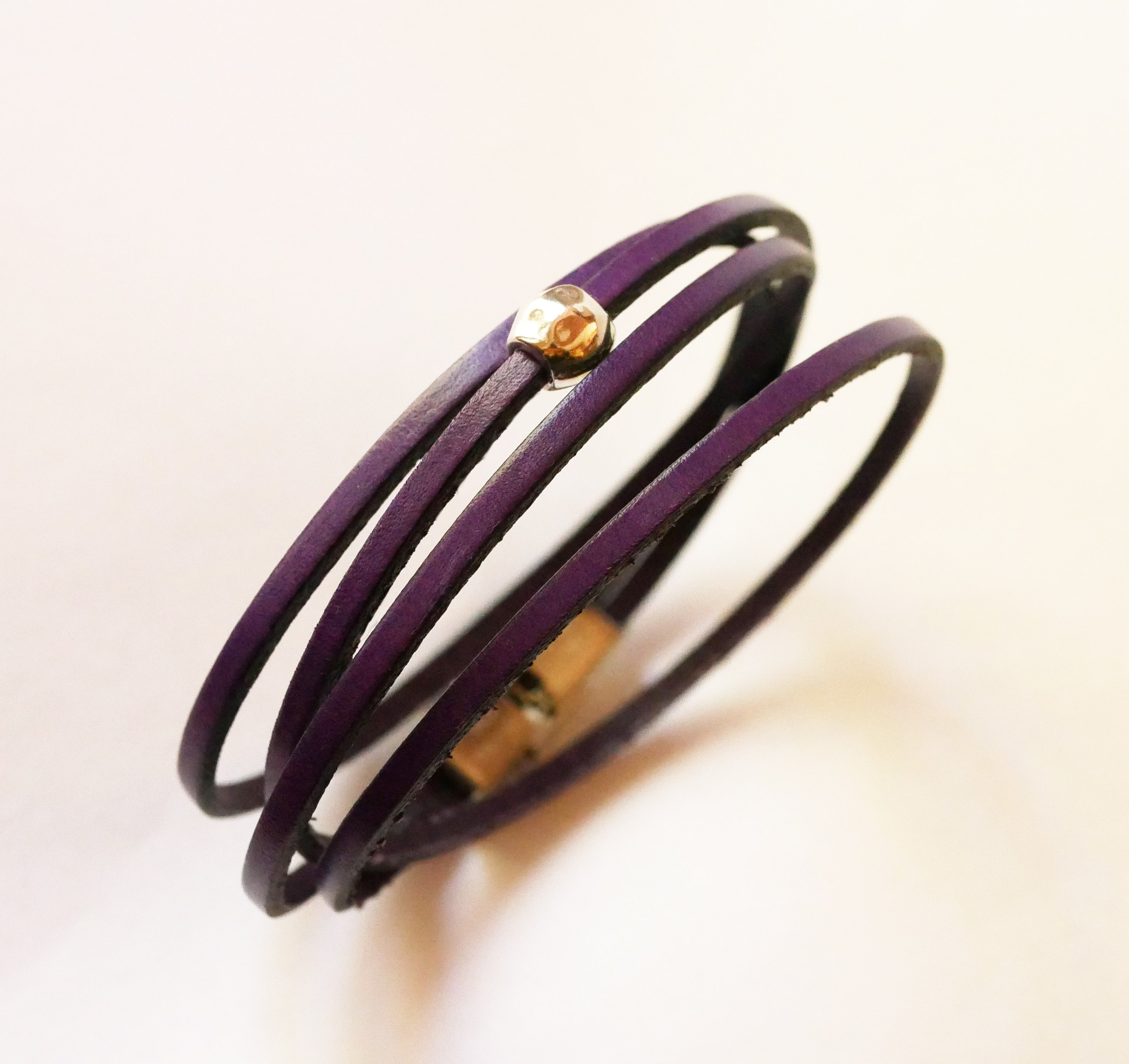 Very fine leather double-loop bracelet with pearl 