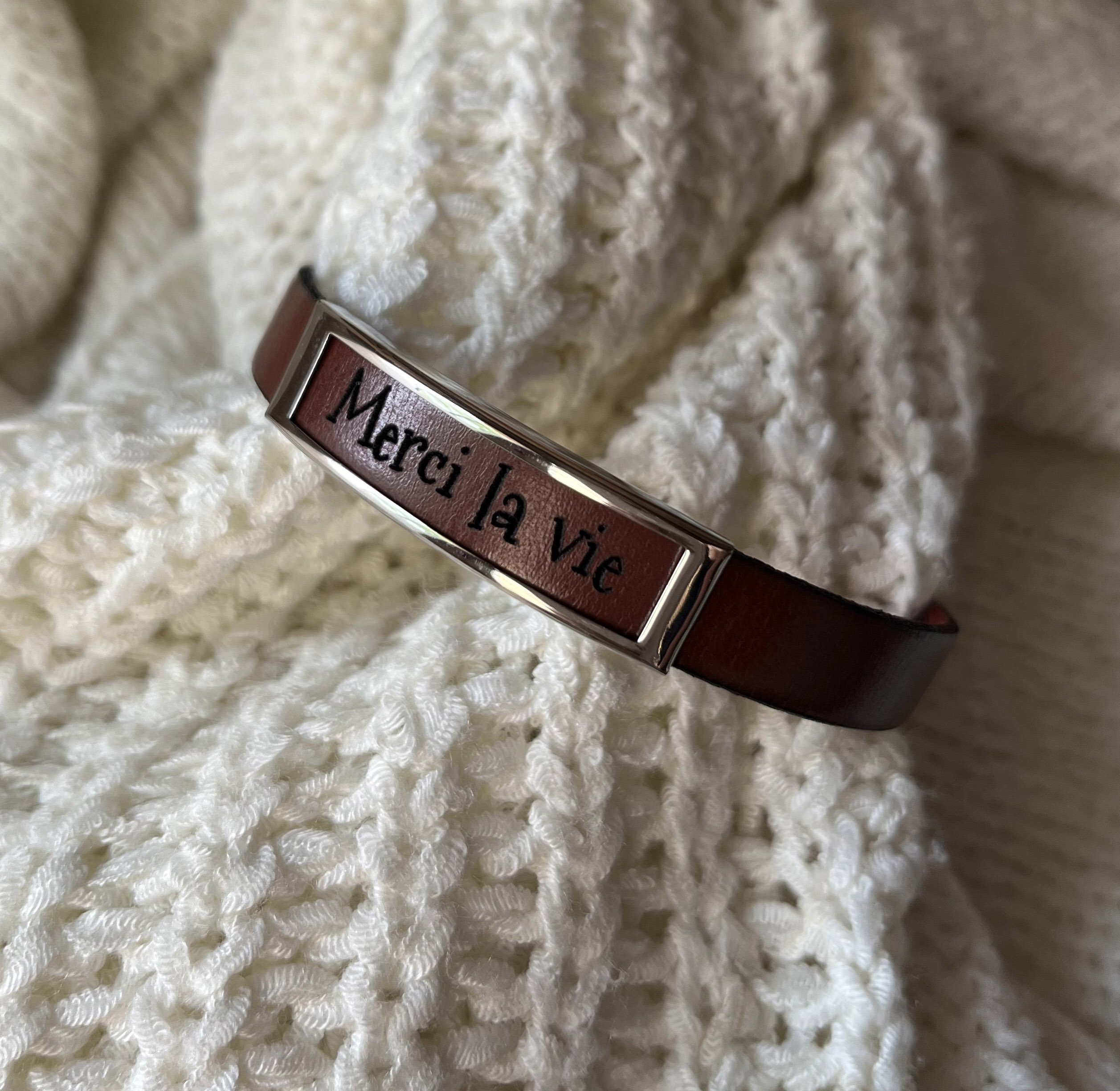 Leather strap with stainless steel frame engraved with a first name or a word 