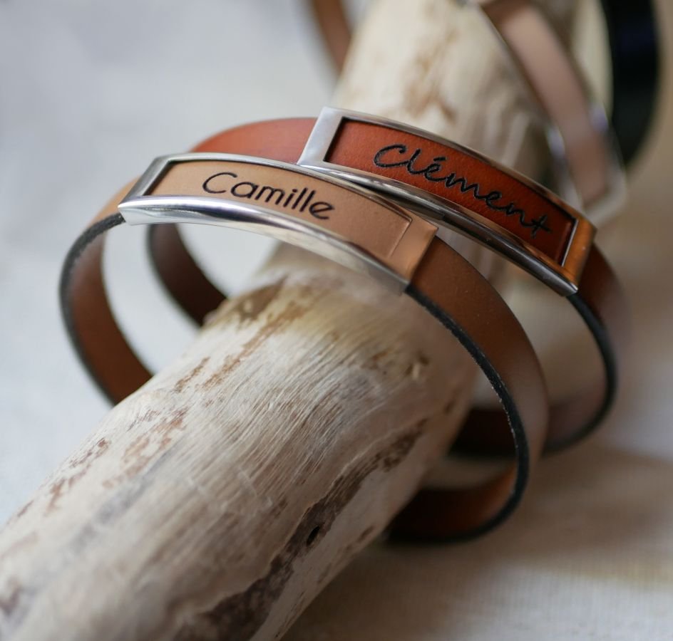 Leather strap with stainless steel frame engraved with a first name or a word 