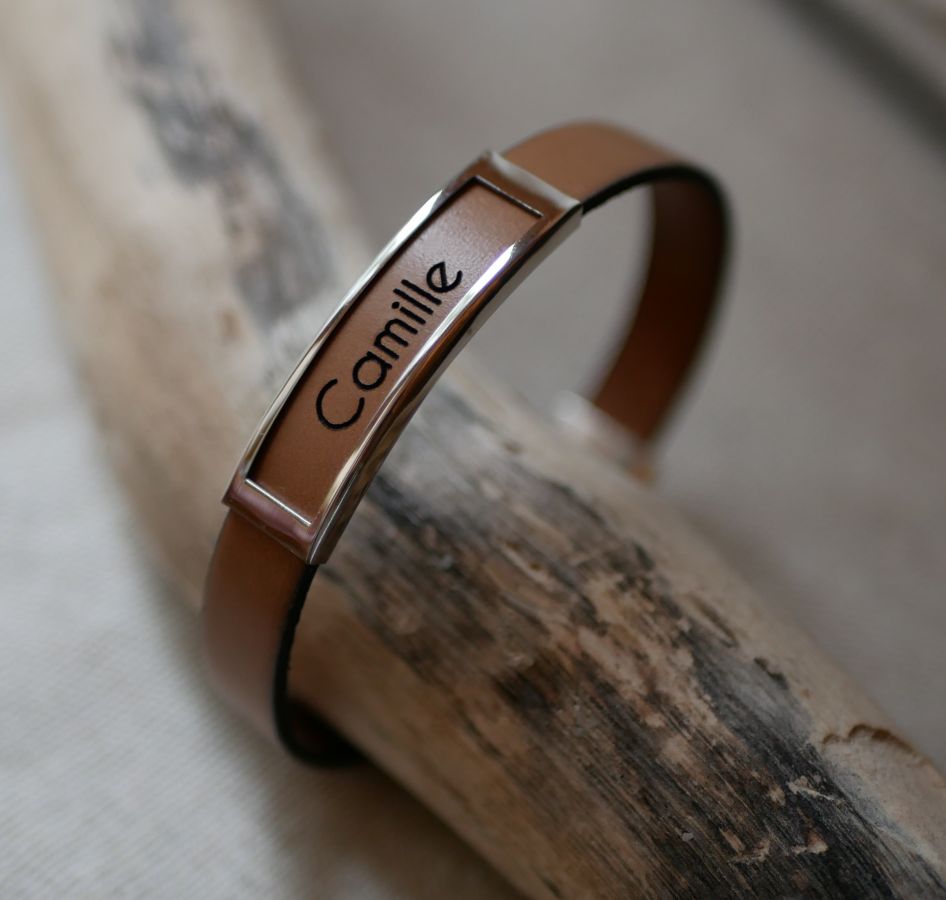 Leather strap with stainless steel frame engraved with a first name or a word 