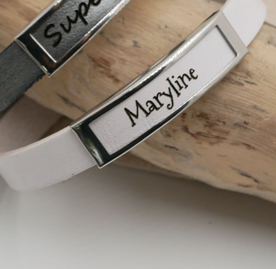 Leather strap with stainless steel frame engraved with a first name or a word 